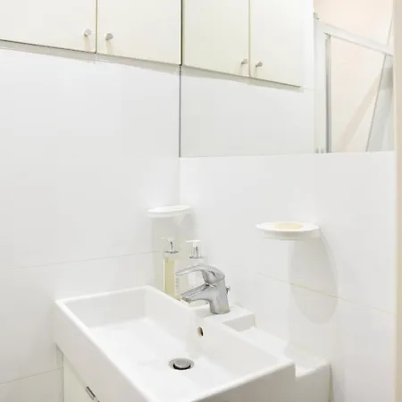 Bright 1 Bedroom - Near Park *