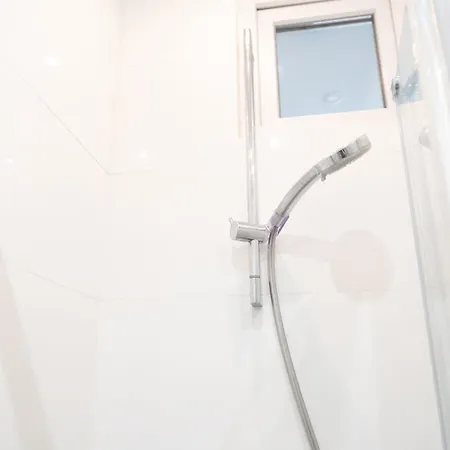 Bright 1 Bedroom - Near Park *